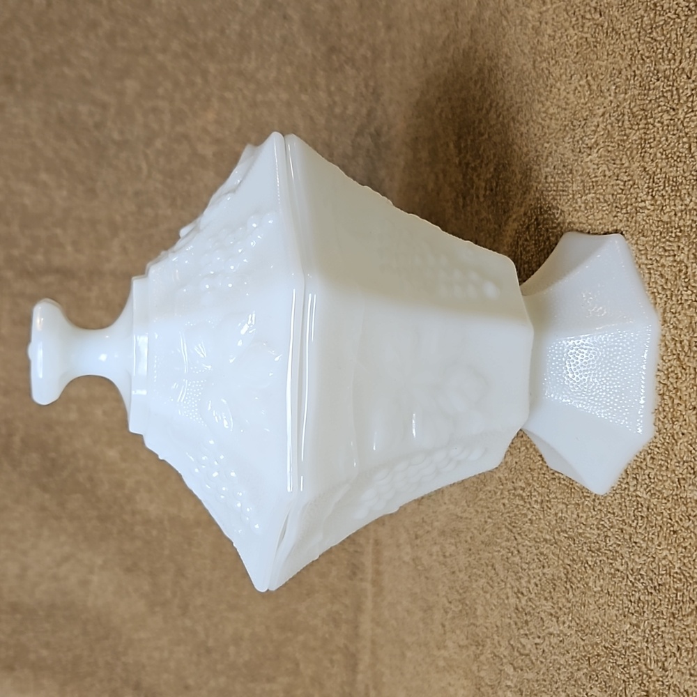 Vintage Anchor Hocking Harvest Grape Pedestal Covered Candy Dish T17